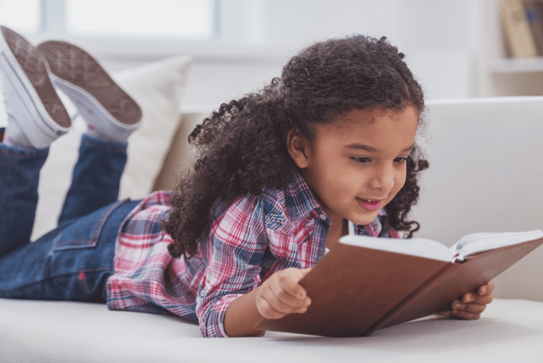 Ver, tocar e sentir: conheça os benefícios de livros interativos