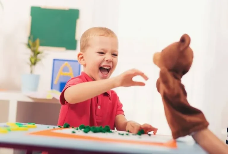Como prender a atenção de criança autista?