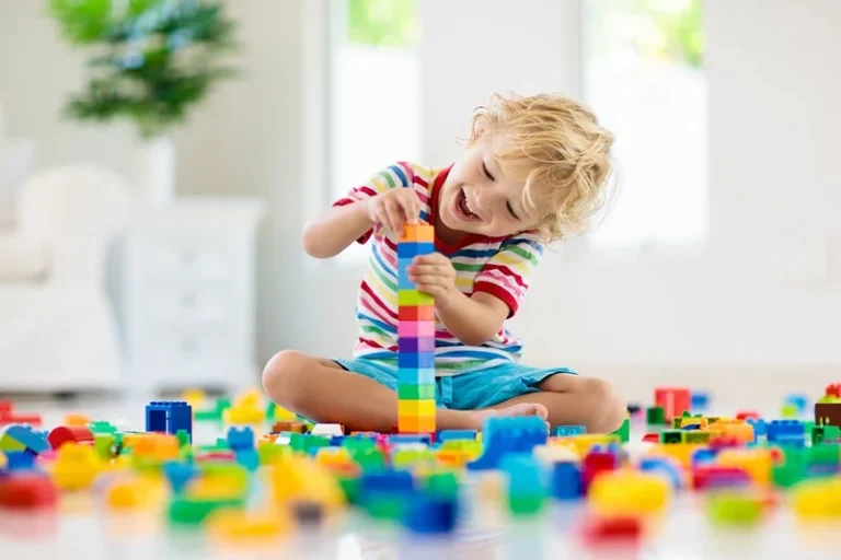 Quais brinquedos podem auxiliar no desenvolvimento motor das crianças?