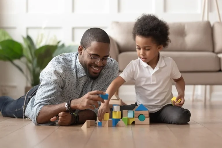Brincadeiras saudáveis para pais e filhos brincarem juntos