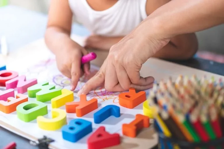 Confira 4 atividades montessorianas para crianças de 2 anos