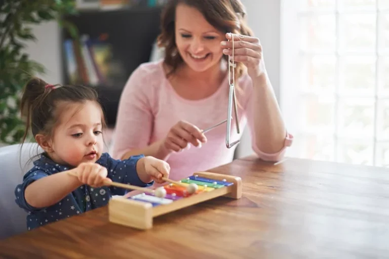 Qual a importância dos brinquedos musicais na educação infantil?