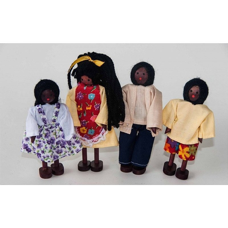 Kit de bonecos de madeira Família Negra com dois adultos e duas crianças, da Bonecas Edna