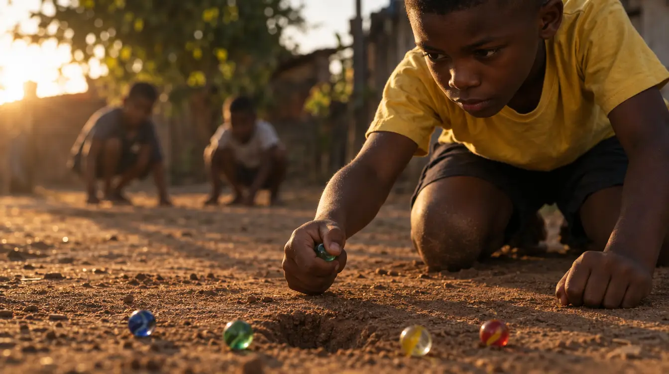 Menino agachado em quintal de terra batida, com a mão fechada e o polegar dobrado atrás de uma bolinha de gude, no instante antes do peteleco