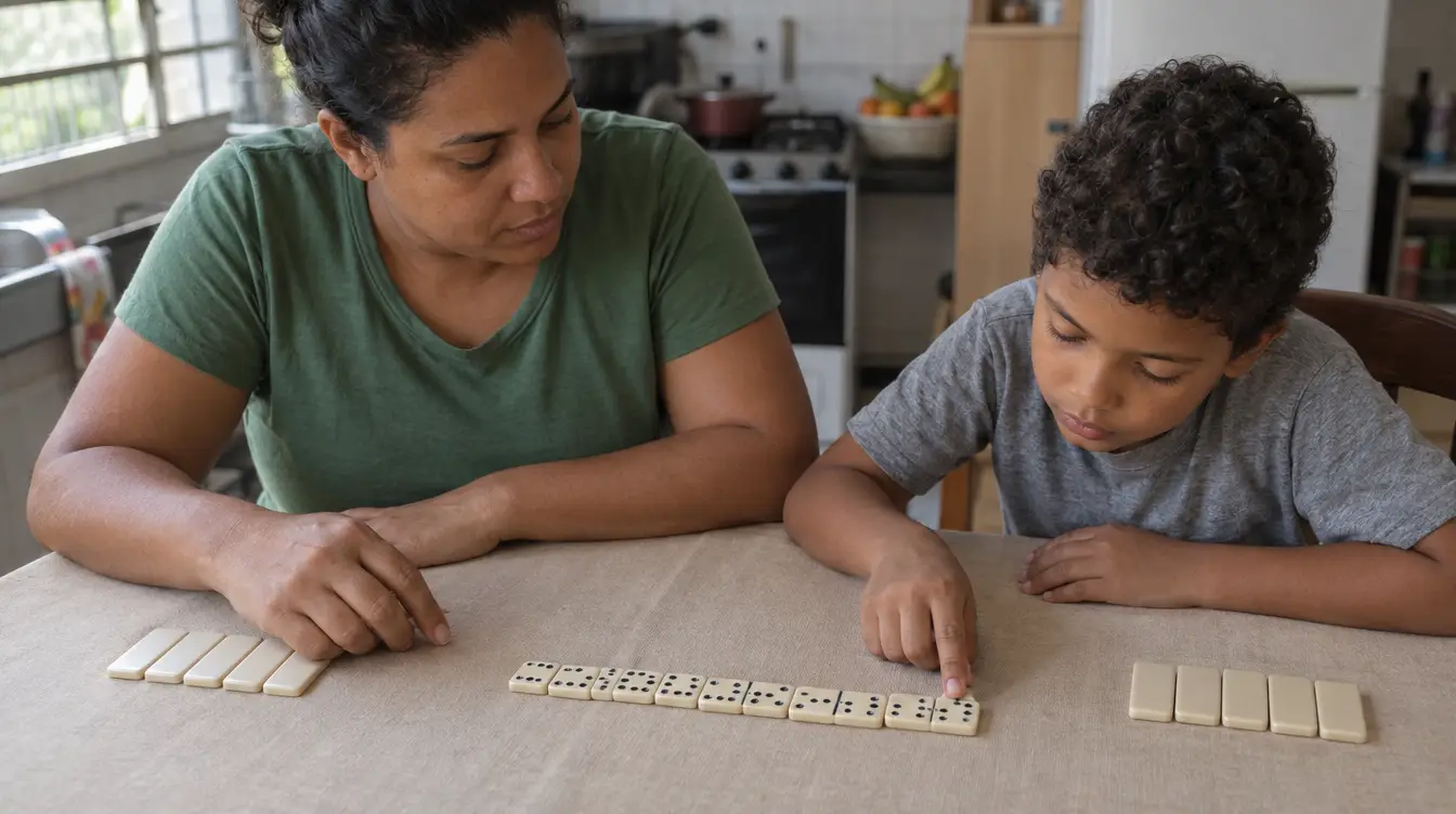 Mãe e filho jogando dominó na mesa da cozinha, o menino encaixa uma pedra na ponta da fileira