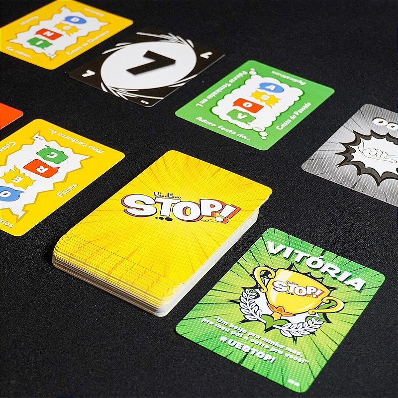 Caixa e cartas do jogo UeStop, versão moderna do jogo de categorias e letras